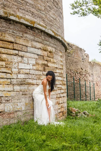  Beyaz elbiseli esmer gelin