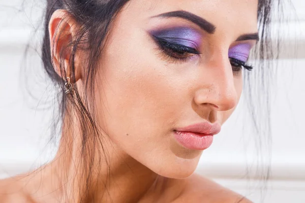 Güzel genç kadın poz veriyor. 