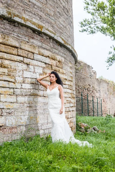  Beyaz elbiseli esmer gelin