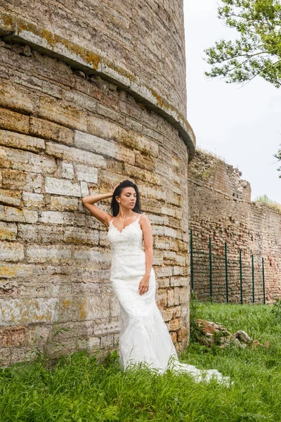 Mariée brune dans une robe blanche — Photo