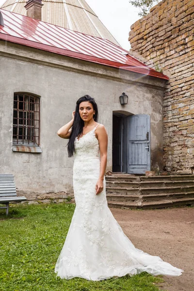 bir beyaz elbise poz içinde gelin 