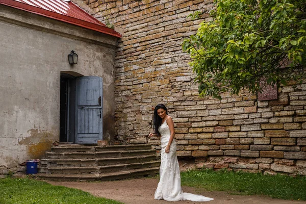 bir beyaz elbise poz içinde gelin 