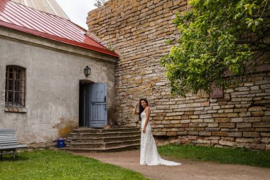 bir beyaz elbise poz içinde gelin 