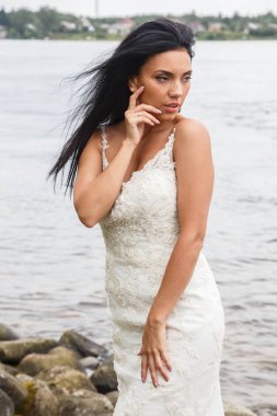  Beyaz elbiseli esmer gelin