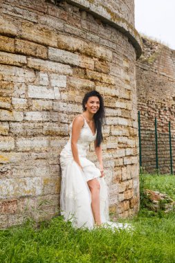  Beyaz elbiseli esmer gelin