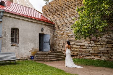 bir beyaz elbise poz içinde gelin 