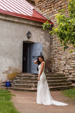 bir beyaz elbise poz içinde gelin 