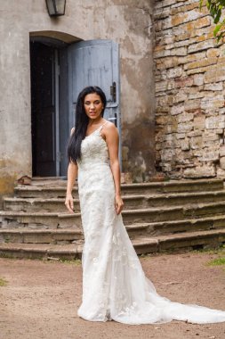 bir beyaz elbise poz içinde gelin 