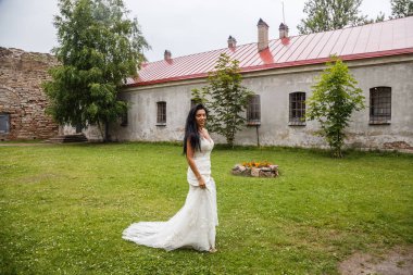 bir beyaz elbise poz içinde gelin 