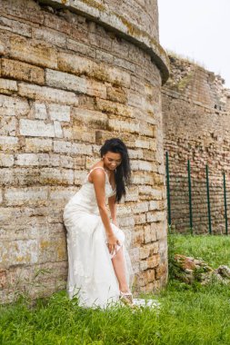  Beyaz elbiseli esmer gelin