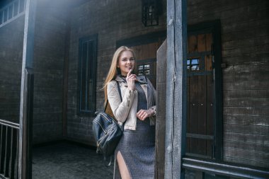  genç bir kadın kılığında 