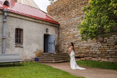 bir beyaz elbise poz içinde gelin 