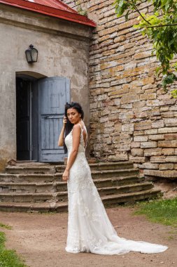 bir beyaz elbise poz içinde gelin 