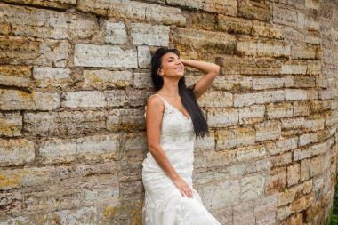  Beyaz elbiseli esmer gelin