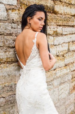  Beyaz elbiseli esmer gelin