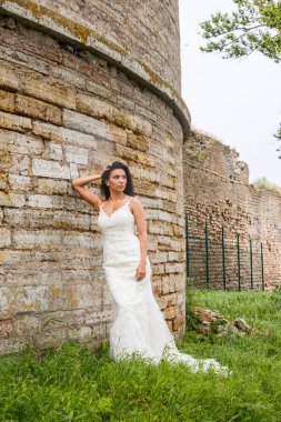  Beyaz elbiseli esmer gelin