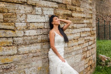  Beyaz elbiseli esmer gelin