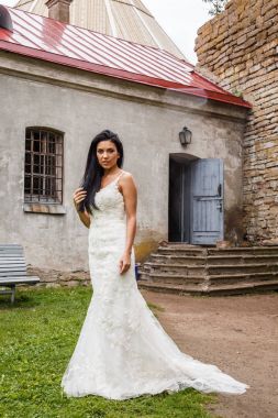 bir beyaz elbise poz içinde gelin 