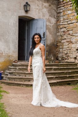 bir beyaz elbise poz içinde gelin 