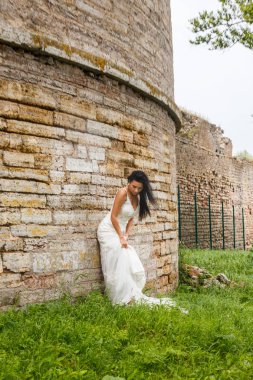  Beyaz elbiseli esmer gelin