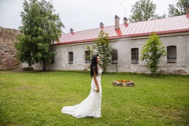 bir beyaz elbise poz içinde gelin 