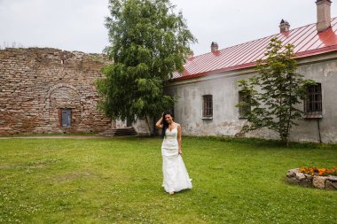 bir beyaz elbise poz içinde gelin 