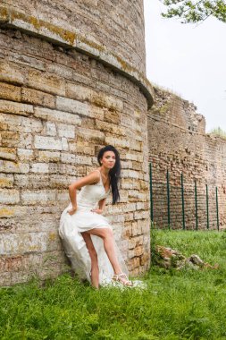  Beyaz elbiseli esmer gelin