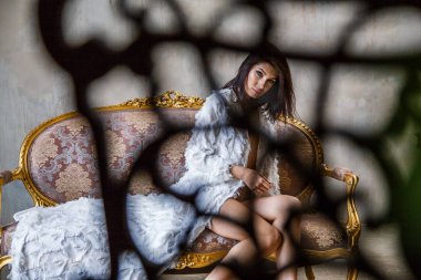 genç bir kadın kılığında