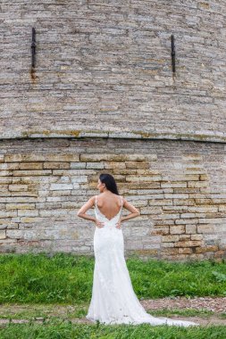  Beyaz elbiseli esmer gelin