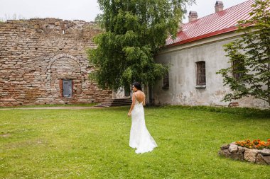 bir beyaz elbise poz içinde gelin 