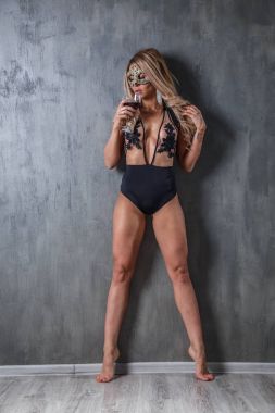 Şarap kadehi tutan kadın. 