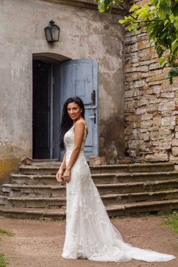 bir beyaz elbise poz içinde gelin 