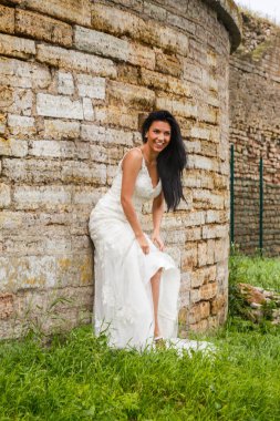  Beyaz elbiseli esmer gelin