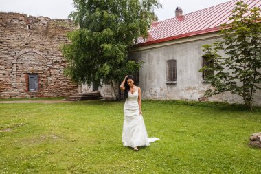 bir beyaz elbise poz içinde gelin 