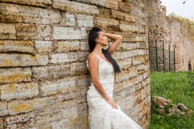  Beyaz elbiseli esmer gelin