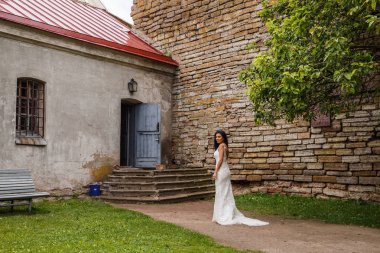 bir beyaz elbise poz içinde gelin 