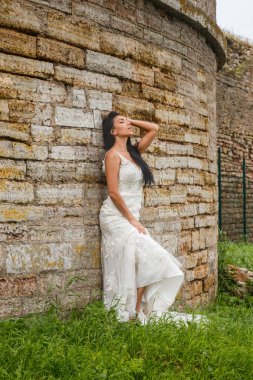  Beyaz elbiseli esmer gelin