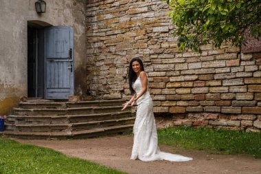 bir beyaz elbise poz içinde gelin 