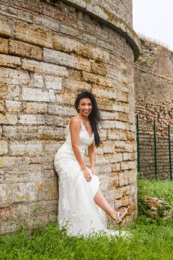  Beyaz elbiseli esmer gelin