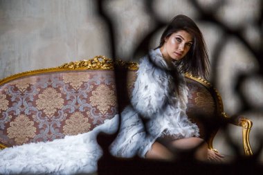 genç bir kadın kılığında