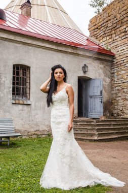 bir beyaz elbise poz içinde gelin 