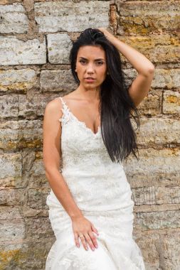  Beyaz elbiseli esmer gelin