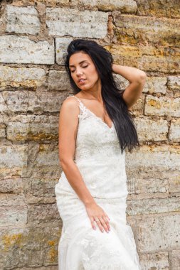  Beyaz elbiseli esmer gelin