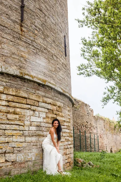  Beyaz elbiseli esmer gelin