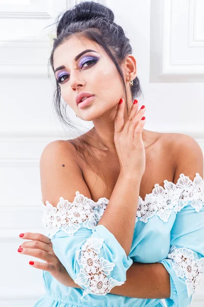 mavi elbise poz içinde genç kadın 