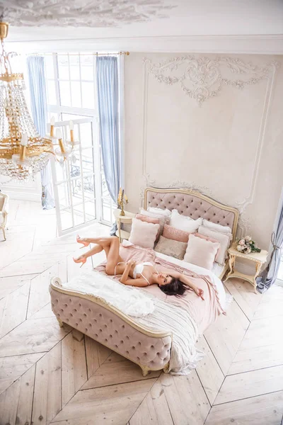 Mujer posando en la cama —  Fotos de Stock