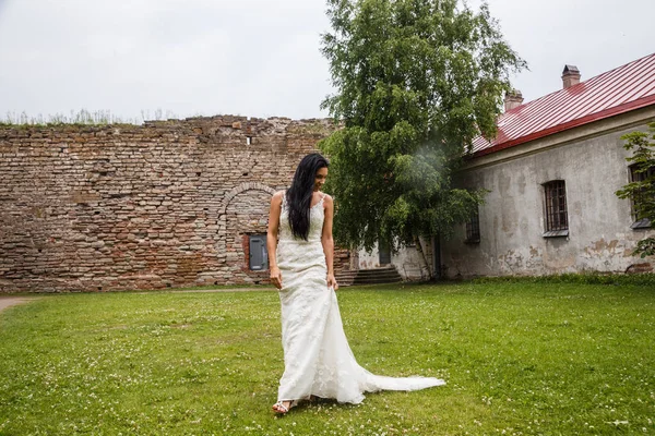 Mariée dans une robe blanche posant — Photo