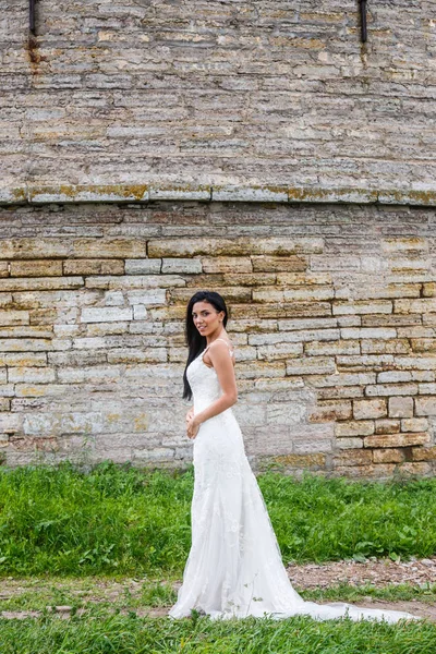  Beyaz elbiseli esmer gelin