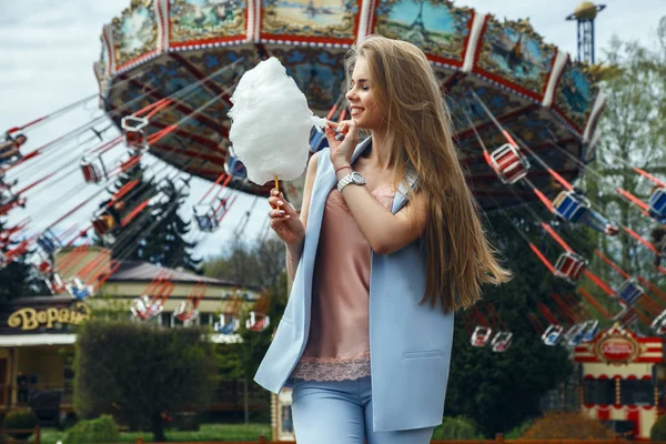 Pamuk helva yiyen kadın