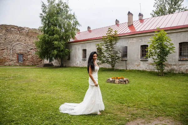 bir beyaz elbise poz içinde gelin 